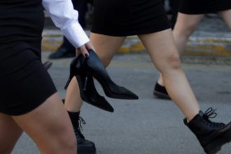 Πάτρα: Παρέλασε ξυπόλητη κρατώντας… τις γόβες της που την ενοχλούσαν!