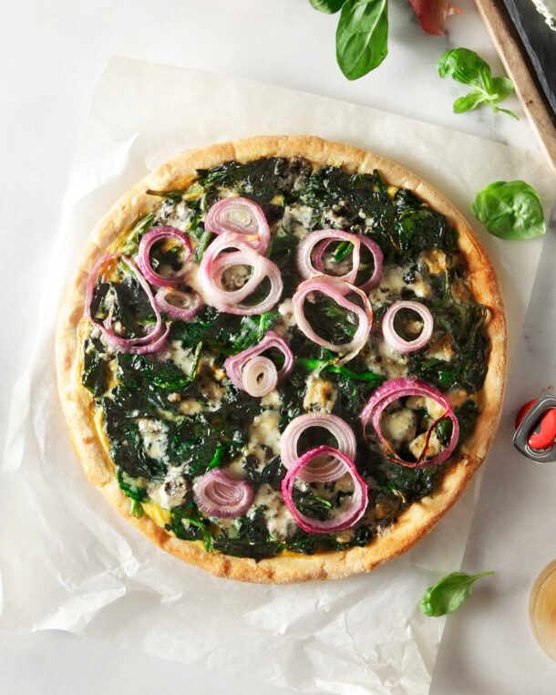 Γρήγορη πίτσα με σπανάκι, κρεμμύδι και χτυπητά αυγά