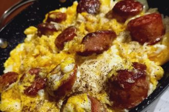 Αυγά με λουκάνικα