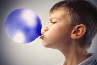 Τι μπορεί να πάθει ένα παιδί εάν καταπιεί τσίχλα