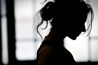 Η υπογονιμότητα συνδέεται με σοβαρά συμπτώματα εμμηνόπαυσης