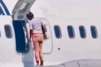 Γυναίκα έκοβε βόλτες στο φτερό αεροπλάνου πριν την απογείωση, γιατί... ζεσταινόταν!