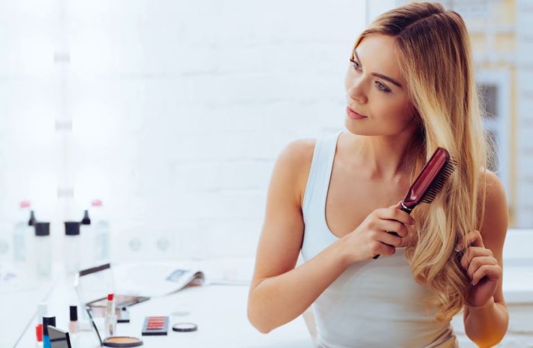 Μαλλιά που σπάνε; Πώς θα σταματήσουν