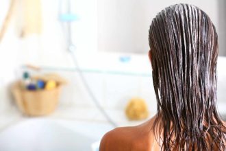 Δες τι συμβαίνει όταν αφήνεις τη μάσκα μαλλιών στα μαλλιά σου πολλές ώρες