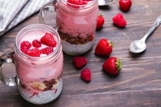 Πουτίγκα με φράουλες και γιαούρτι