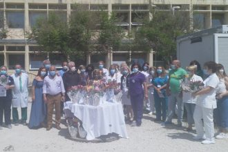 Λουλούδια στο νοσηλευτικό προσωπικό
