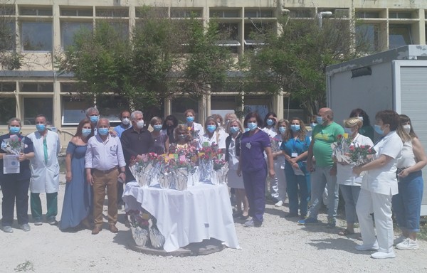 Λουλούδια στο νοσηλευτικό προσωπικό