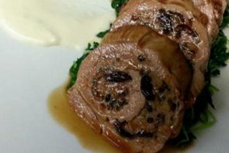 Χοιρινό ρολό με δαμάσκηνα και γραβιέρα