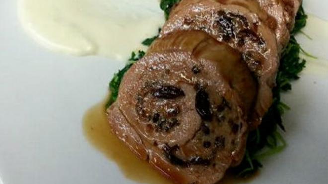 Χοιρινό ρολό με δαμάσκηνα και γραβιέρα