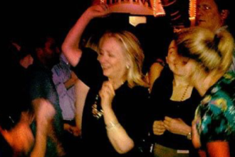 «Συνέχισε να χορεύεις»: Η Χίλαρι Κλίντον στηρίζει με φωτογραφία της από πάρτι την Σάνα Μάριν