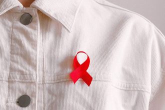 Η Περιφέρεια Δυτικής Ελλάδος φωτίζει κόκκινα τα κτίρια της σε Πάτρα, Πύργο, Μεσολόγγι