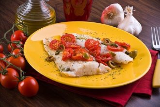 Μπακαλιάρος με ελιές και ντομάτα