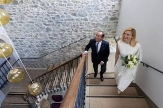 Φρανσουά Ολάντ: Γαμπρός στα 67 του για πρώτη φορά - Παντρεύτηκε την ηθοποιό Ζιλί Γκαγιέ