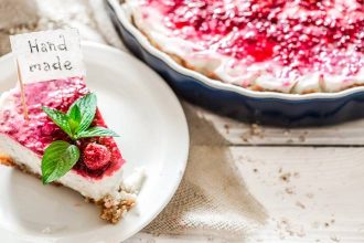 Συνταγή για απολαυστικό cheesecake με λευκή σοκολάτα και σμέουρα