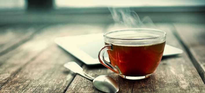 Ποια πάθηση των ματιών «αποτρέπει» ένα… ζεστό τσάι