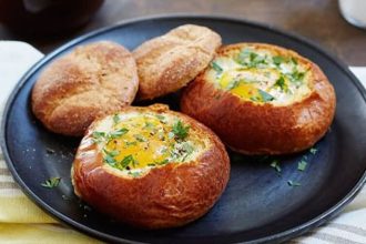 Αυγά ψητά μέσα σε ψωμί