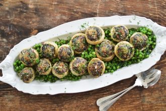 Αγκινάρες γεμιστές με αρακά και καρότα