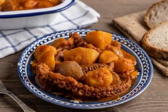 Χταπόδι με πατάτες γιαχνί