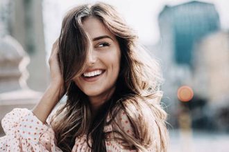 Στιλιστικά tips για να νιώθεις άνεση και δροσιά μέσα στον καύσωνα