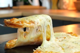 Πίτσα με τρία υλικά