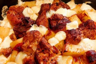 Χοιρινό στον φούρνο με πατάτες και τυριά