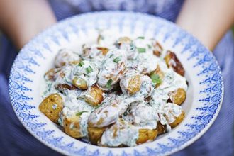 Πατατοσαλάτα με μέντα και γιαούρτι