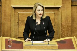 Αναστάτωση στη Βουλή: Ξαφνική αδιαθεσία Βουλευτή ενώ μιλούσε