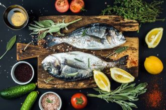 Τσιπούρα με κρεμμύδια και σάλτσα κόκκινου κρασιού