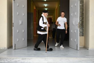 Εκλογές 2023 – Λάρισα: Πήγε να ψηφίσει με τσαρούχια και γκλίτσα