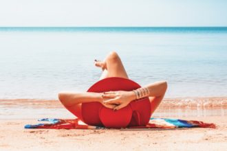 Τα 3 φυσικά υλικά για να αποφύγεις το ξεφλούδισμα από τον ήλιο