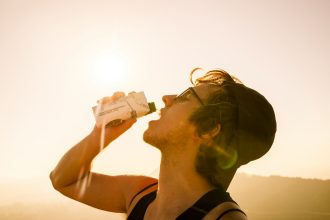 Νερό & αλάτι: Πώς συνδέονται με τη στυτική δυσλειτουργία;