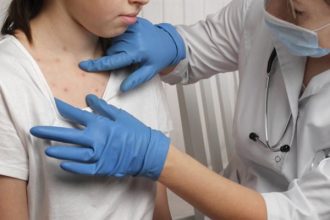 Έξαρση των κρουσμάτων κοκκύτη στην Ελλάδα – Ανάγκη να εμβολιαστούν έγκυες και παιδιά