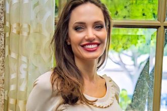 Η δερματολόγος της Angelina Jolie αποκάλυψε τα μυστικά της star για αλαβάστρινο δέρμα