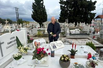 Γ. Παπανδρέου: Ένα λουλούδι στη μνήμη της Βάσως Παπανδρέου και του Δημήτρη Καλογερόπουλου