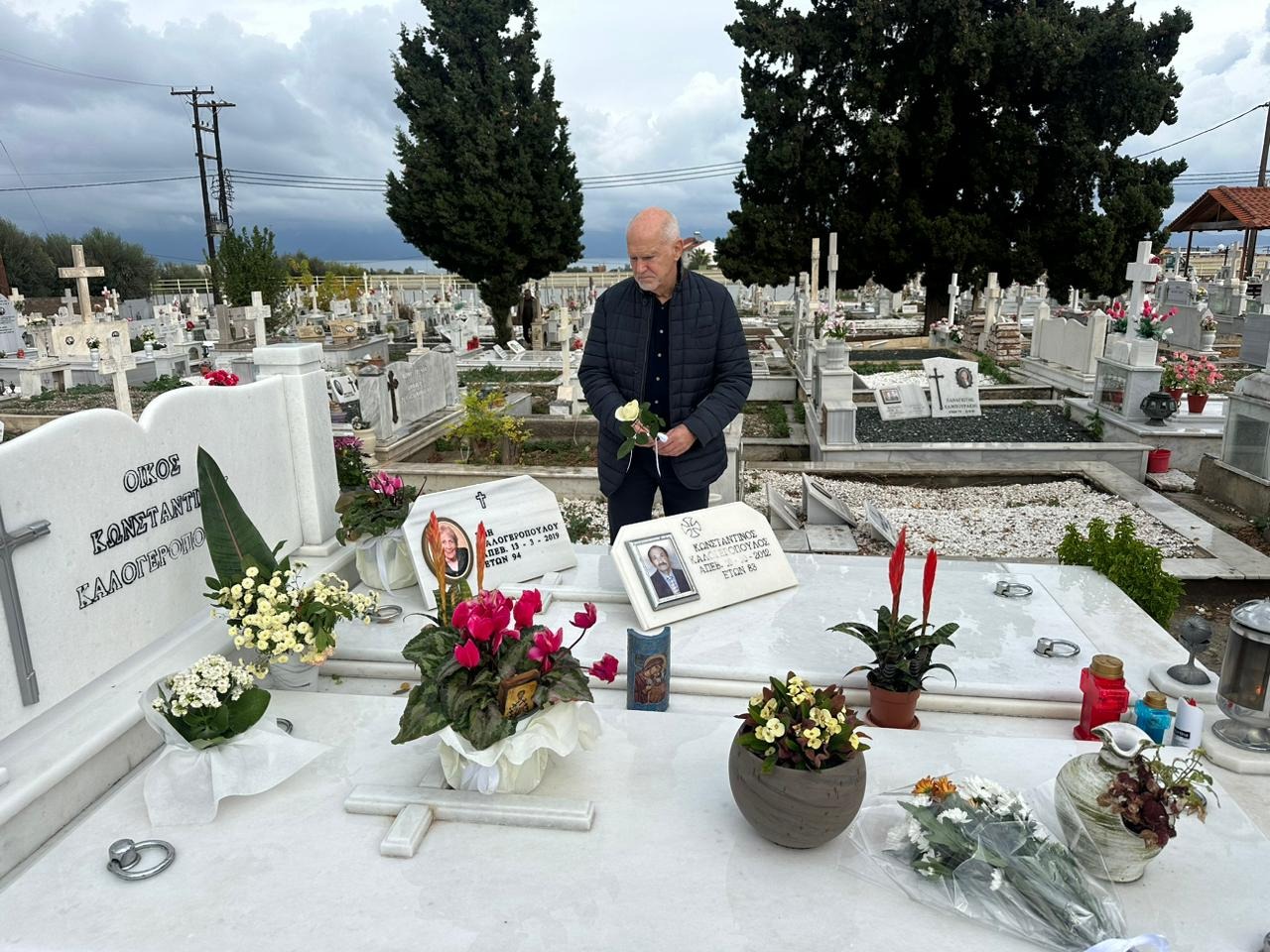 Γ. Παπανδρέου: Ένα λουλούδι στη μνήμη της Βάσως Παπανδρέου και του Δημήτρη Καλογερόπουλου