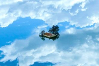 Μαγική εικόνα με ένα εκκλησάκι να αναδύεται μέσα από λίμνη - Βίντεο πτυχιούχου χειριστή drone της Patras Drone Academy