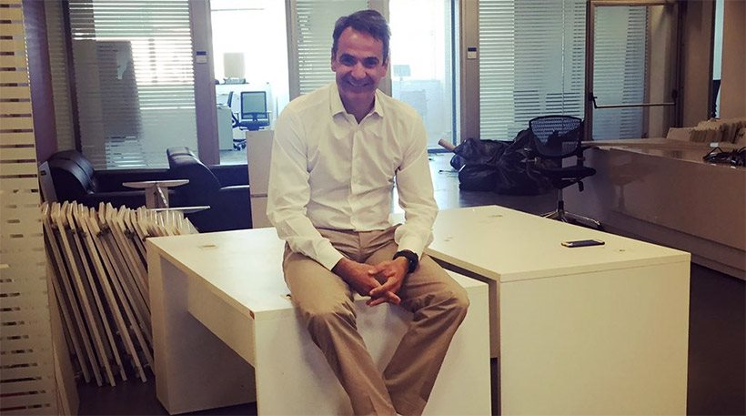 Τι κάνει ο Μητσοτάκης πάνω στο γραφείο;