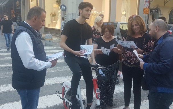 Διανομή ενημερωτικού υλικού με ...ηλεκτρικά ποδήλατα για τον Νίκο Τζανάκο - ΦΩΤΟ