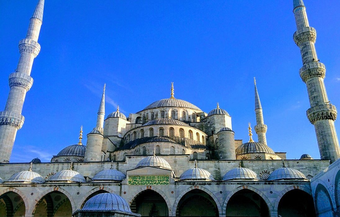 Έλληνες και Κύπριοι σπουδαστές της Σχολής Ικάρων συνελήφθησαν γιατί ύψωσαν ελληνική σημαία έξω από την Αγιά Σοφιά