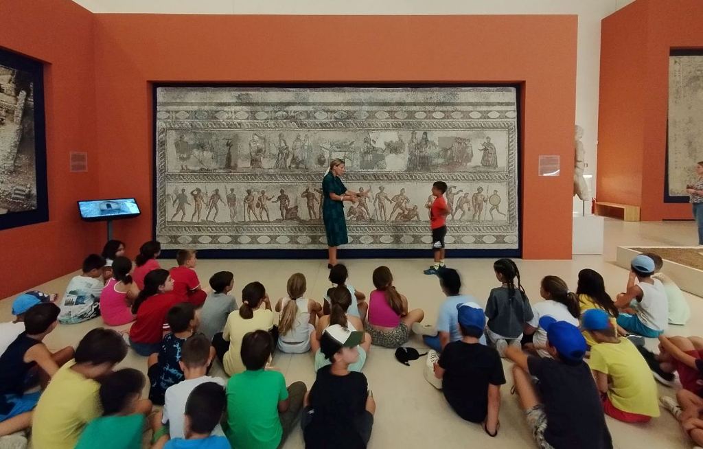 Τα παιδιά των κατασκηνώσεων του Δήμου Πατρέων, στις πολιτιστικές διαδρομές του Αρχαιολογικού Μουσείου