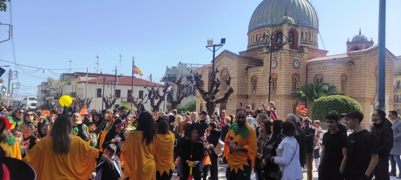 Η μεγάλη παρέλαση των μικρών με 3.000 καρναβαλιστές και χιλιάδες επισκέπτες στο Παιδικό Καρναβάλι Αιγιαλείας 2024