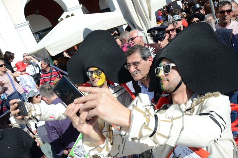 Οι καρναβαλικές selfies του Δημάρχου - ΦΩΤΟ