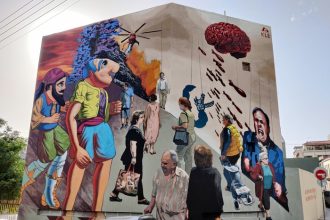 Ο Καραγκιόζης δίνει παράσταση στον τοίχο του 7ου Γυμνασίου Πατρών