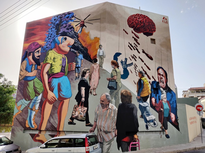 Ο Καραγκιόζης δίνει παράσταση στον τοίχο του 7ου Γυμνασίου Πατρών