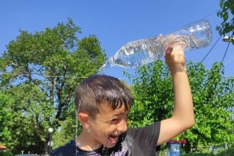 Ο μικρός Κωνσταντίνος Πεφάνης έπαιξε μπουγέλο ξεκινώντας από τον εαυτό του!