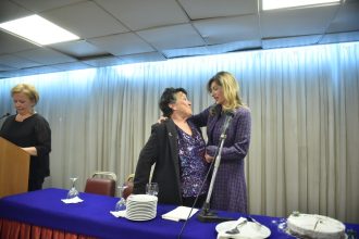 Η αντιδήμαρχος Βίβιαν Σαμούρη στην κοπή της πίτας του Ομίλου «ΑγκαλιάΖΩ»