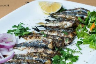 Ναι στο ταβερνάκι, όχι στα λιπαρά πιάτα