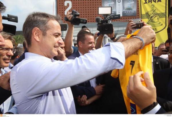 Μητσοτάκης στη ΔΕΘ: Έπαιξε ποδοσφαιράκι, έκανε προβλέψεις για ΠΑΟΚ και Ολυμπιακό, πήρε εύσημα από τον Γερμανό αντικαγκελάριο