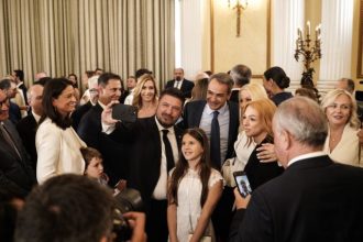 Ορκίστηκαν με συζύγους και παιδιά στο πλευρό τους οι νέοι υπουργοί