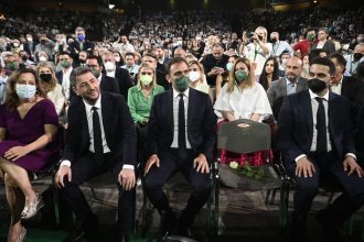 Συνέδριο ΠΑΣΟΚ – ΚΙΝΑΛ: Το λευκό τριάνταφυλλο στην άδεια καρέκλα της αείμνηστης Φώφης Γεννηματά